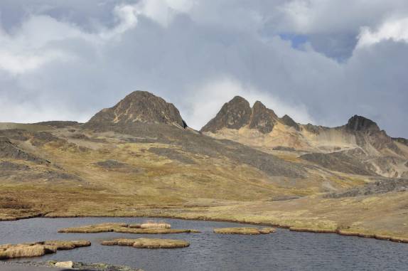 As magníficas paisagens andinas na subida da cordilheira na Carretera Transoceanica, em direção à Cusco, no Peru
